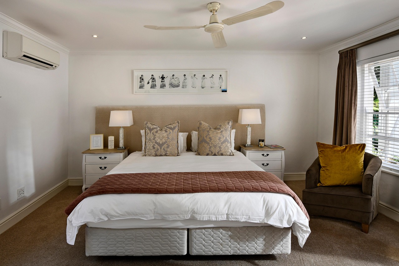 Witte luxaflex voor minimalistische woonkamer.
